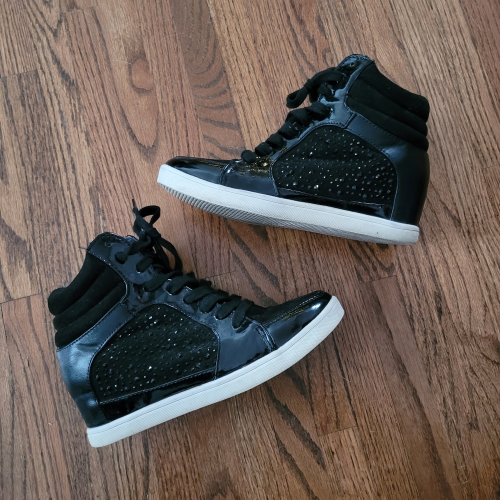 Hidden wedge shoe